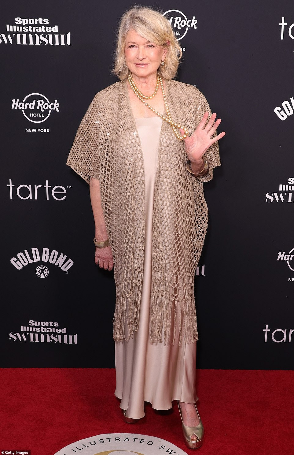 Doanh nhân 83 tuổi Martha Stewart sang trọng với váy satin màu sâm banh và áo khoác lưới. Người mẫu ngoại cỡ Hunter McGrady đằm thắm với váy đỏ xẻ ngực sâu. Hai ngôi sao đều tái xuất trong ấn bản năm nay, riêng McGrady vinh dự được lên trang bìa. Ảnh: Getty Images.