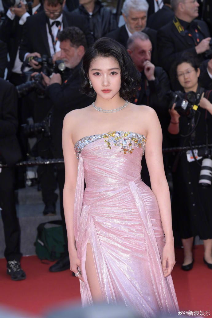 Quan Hiểu Đồng đầy thu hút trong bộ cánh Haute Couture của Elie Saab, ra mắt năm 2008. Ảnh: Weibo.