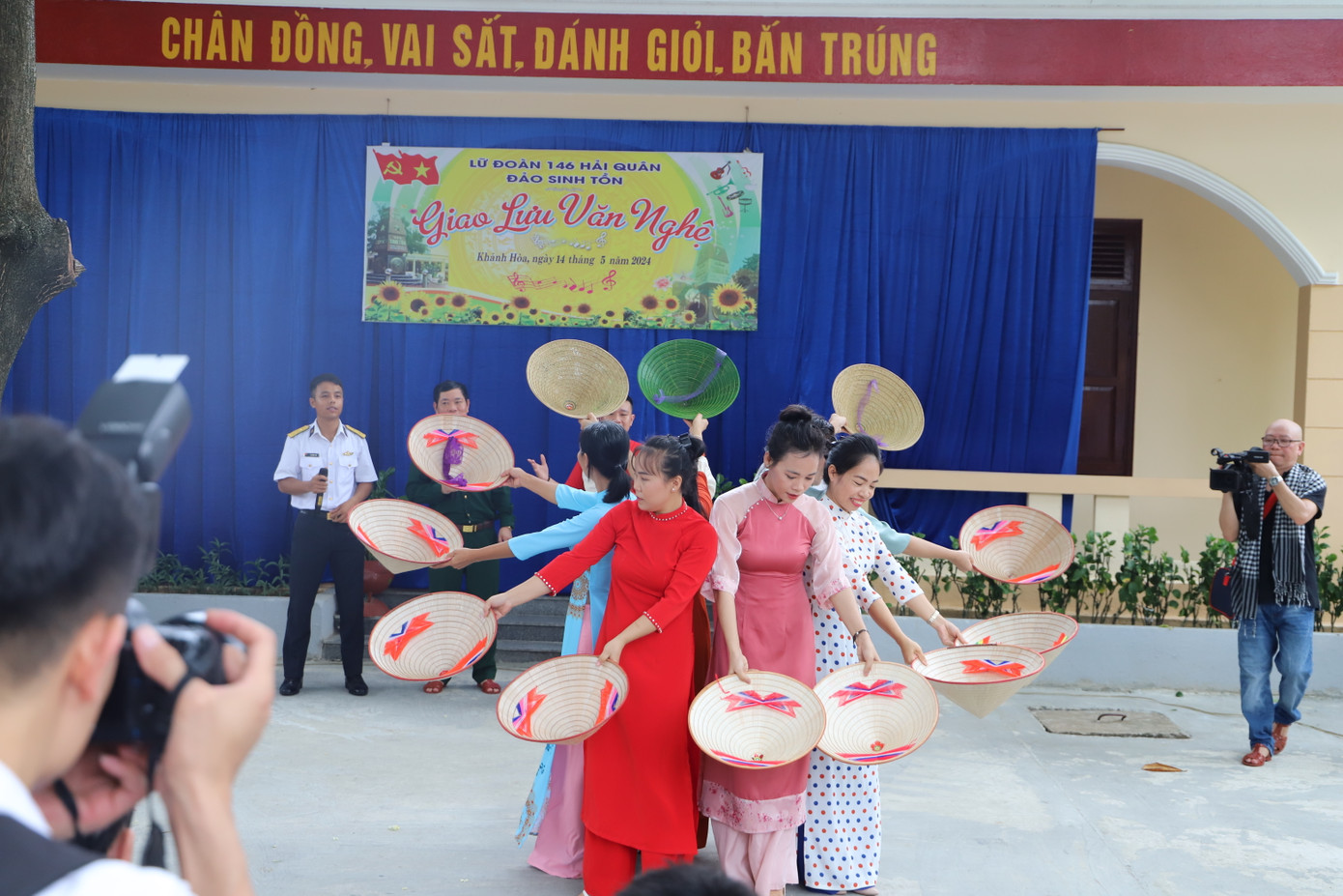 Văn nghệ sỹ giao lưu với cán bộ chiến sỹ, người dân tại đảo Sinh Tồn. Văn nghệ sỹ giao lưu với cán bộ chiến sỹ, người dân tại đảo Sinh Tồn.