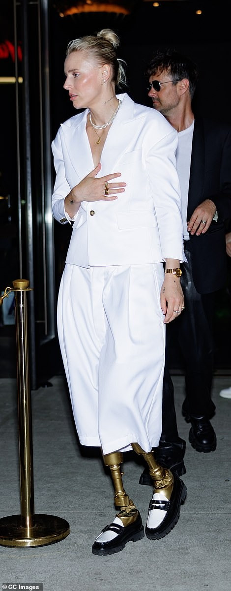 Người mẫu Laura Wasser diện phong cách menswear cá tính. Ảnh: GC.