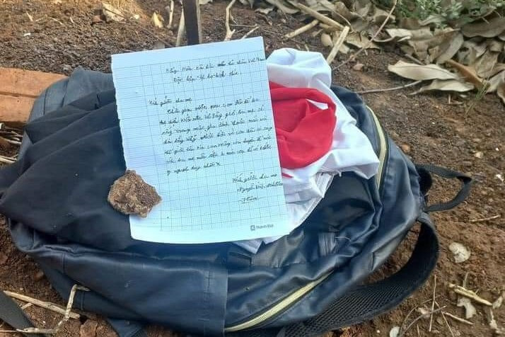Bức thư nam sinh để lại trên bờ hồ Buôn Trấp. Ảnh: VNN.
