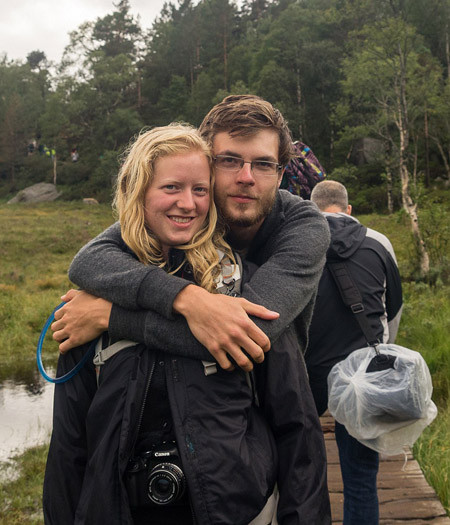 Chàng trai gây sốc khi cầu hôn trên mỏm đá cao 700m ảnh 2