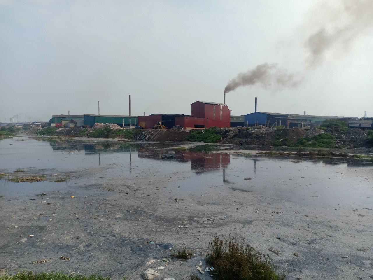 Nhiều nhà máy vẫn tiếp tục hoạt động, gây ô nhiễm môi trường
