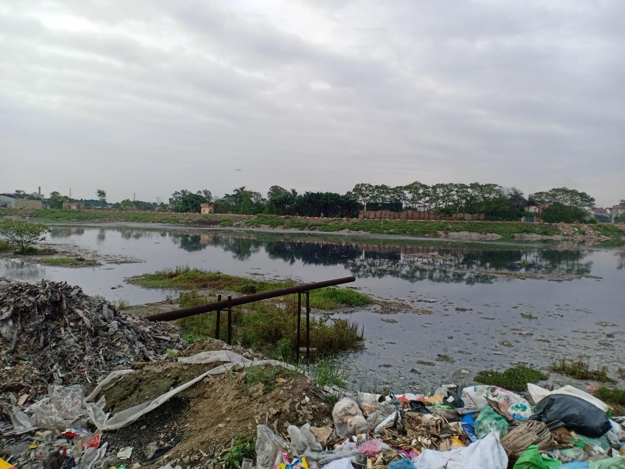 Nhiều đoạn của con sông Ngũ Huyện Khê đã trở thành bãi rác, nước thải đen ngòm, đặc quánh