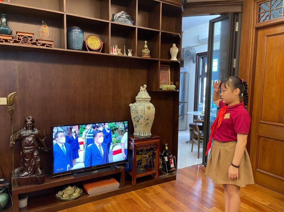 Học sinh lớp 6A Trường THCS Thái Thịnh, Hà Nội tham dự lễ khai giảng trực tuyến. Ảnh: Phụ huynh cung cấp. Học sinh lớp 6A Trường THCS Thái Thịnh, Hà Nội tham dự lễ khai giảng trực tuyến. Ảnh: Phụ huynh cung cấp.