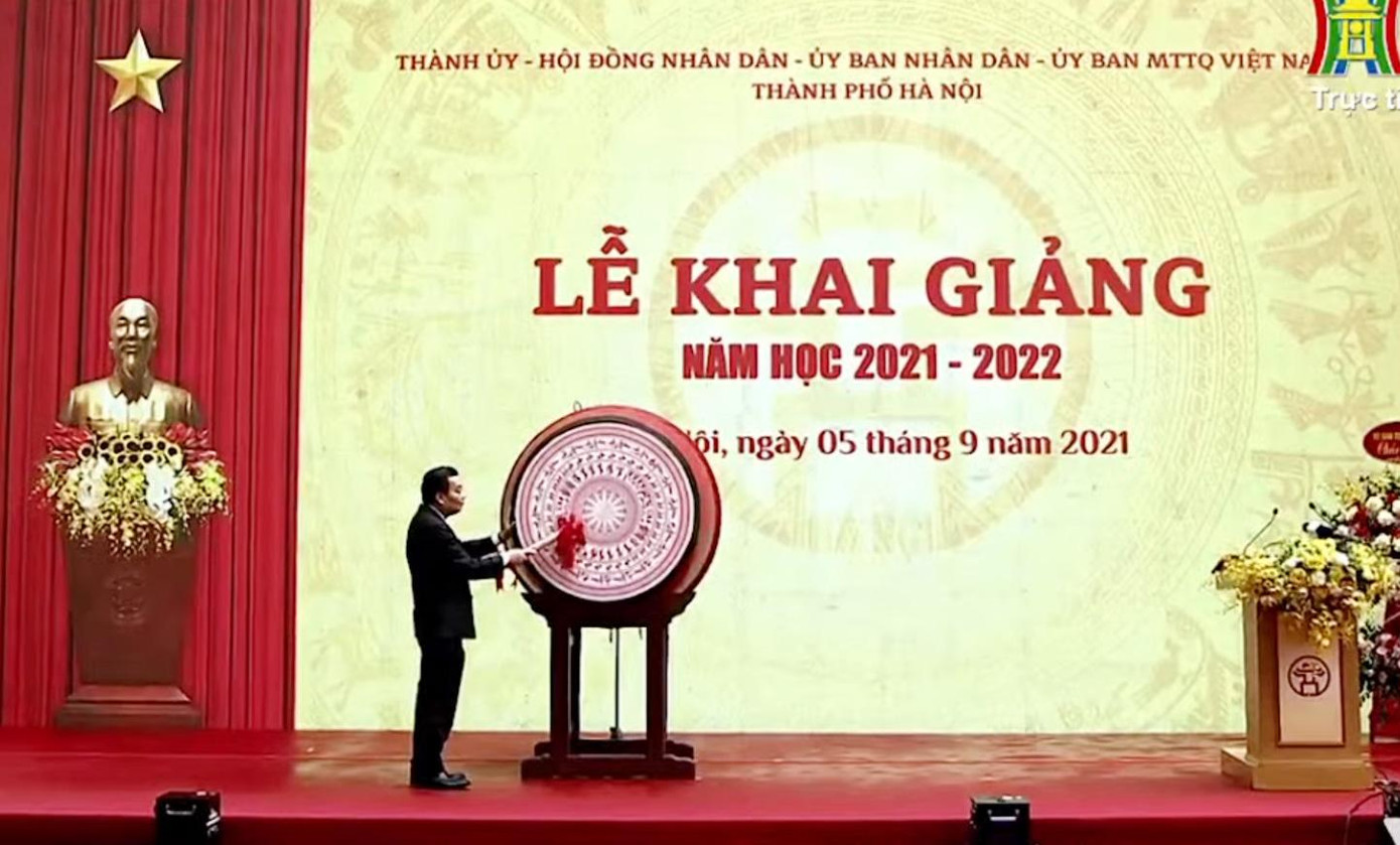Chủ tịch Hà Nội đánh trống khai giảng năm học mới. Ảnh: CA Chủ tịch Hà Nội đánh trống khai giảng năm học mới. Ảnh: CA