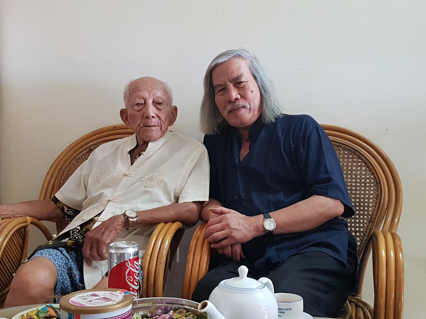 Tác giả (trái ảnh) cùng ông Đặng Văn Việt