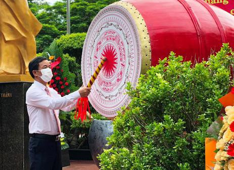 Lãnh đạo tỉnh TT-Huế đánh trống khai giảng năm học mới tại Trường THPT Chuyên Quốc học Huế Lãnh đạo tỉnh TT-Huế đánh trống khai giảng năm học mới tại Trường THPT Chuyên Quốc học Huế