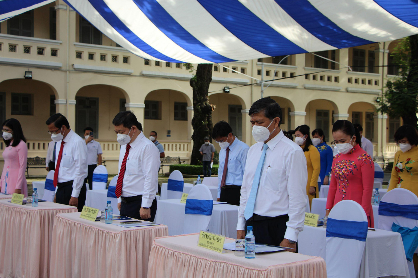 Giành một phút tưởng niệm nạn nhân COVID-19 Giành một phút tưởng niệm nạn nhân COVID-19