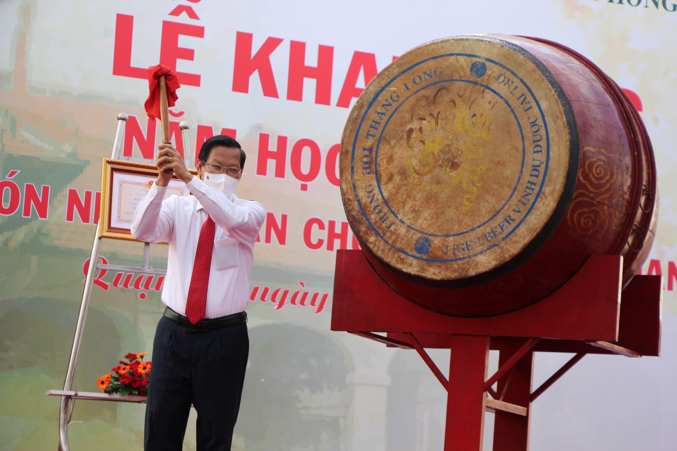 Ông Phan Văn Mãi đánh trống khai trường Ông Phan Văn Mãi đánh trống khai trường