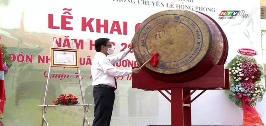 Tại buổi lễ khai giảng Trường THPT Chuyên Lê Hồng Phong được trao tặng Huân chương Lao động hạng Ba. Ngay sau đó Chủ tịch UBND TPHCM Phan Văn Mãi đã đánh trống khai giảng đầu năm học mới Tại buổi lễ khai giảng Trường THPT Chuyên Lê Hồng Phong được trao tặng Huân chương Lao động hạng Ba. Ngay sau đó Chủ tịch UBND TPHCM Phan Văn Mãi đã đánh trống khai giảng đầu năm học mới