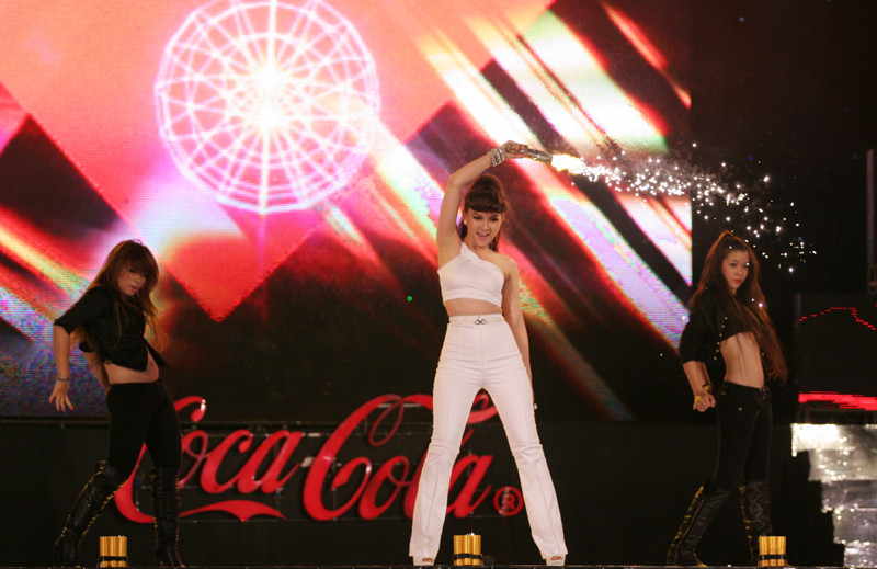 Ca sĩ Thu Thủy biểu diễn tại chương trình