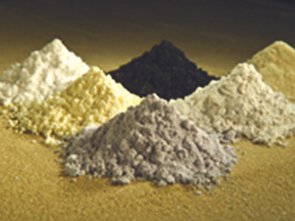 Theo chiều kim đồng hồ: lần lượt (bắt đầu từ hàng trên ở giữa) là các sản phẩm đất hiếm: Prasiodymium; Cerium; Lathanium; Neodynium; Samarium, và Gadolinium (theo: //Peggy Greb/Agricultural Research Service/USDA)