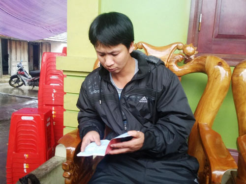 Vợ khóc xé lòng đón thi thể chồng từ vụ sập giàn giáo ảnh 2