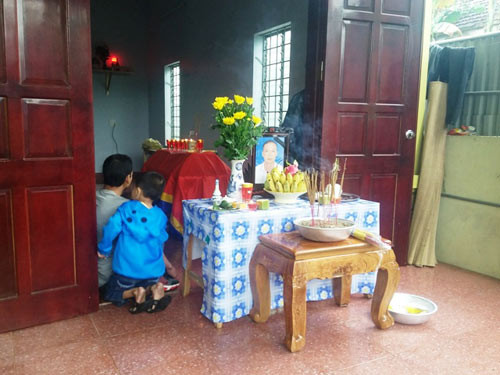 Vợ khóc xé lòng đón thi thể chồng từ vụ sập giàn giáo ảnh 1