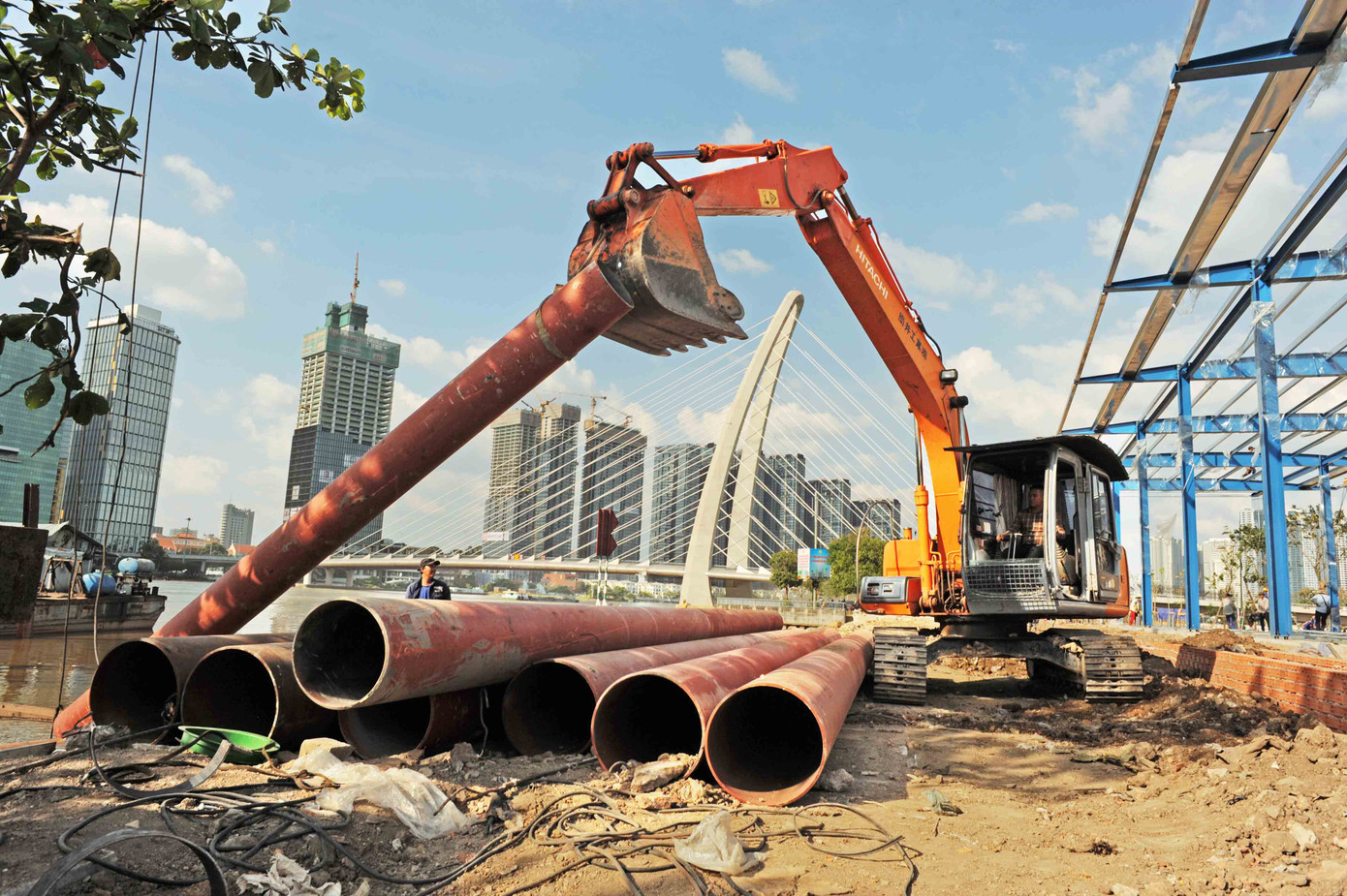 Bến phà mới được khẩn trương xây dựng ngay tại nền đất bến phà xưa ven sông Sài Gòn. Bến phà mới được khẩn trương xây dựng ngay tại nền đất bến phà xưa ven sông Sài Gòn.