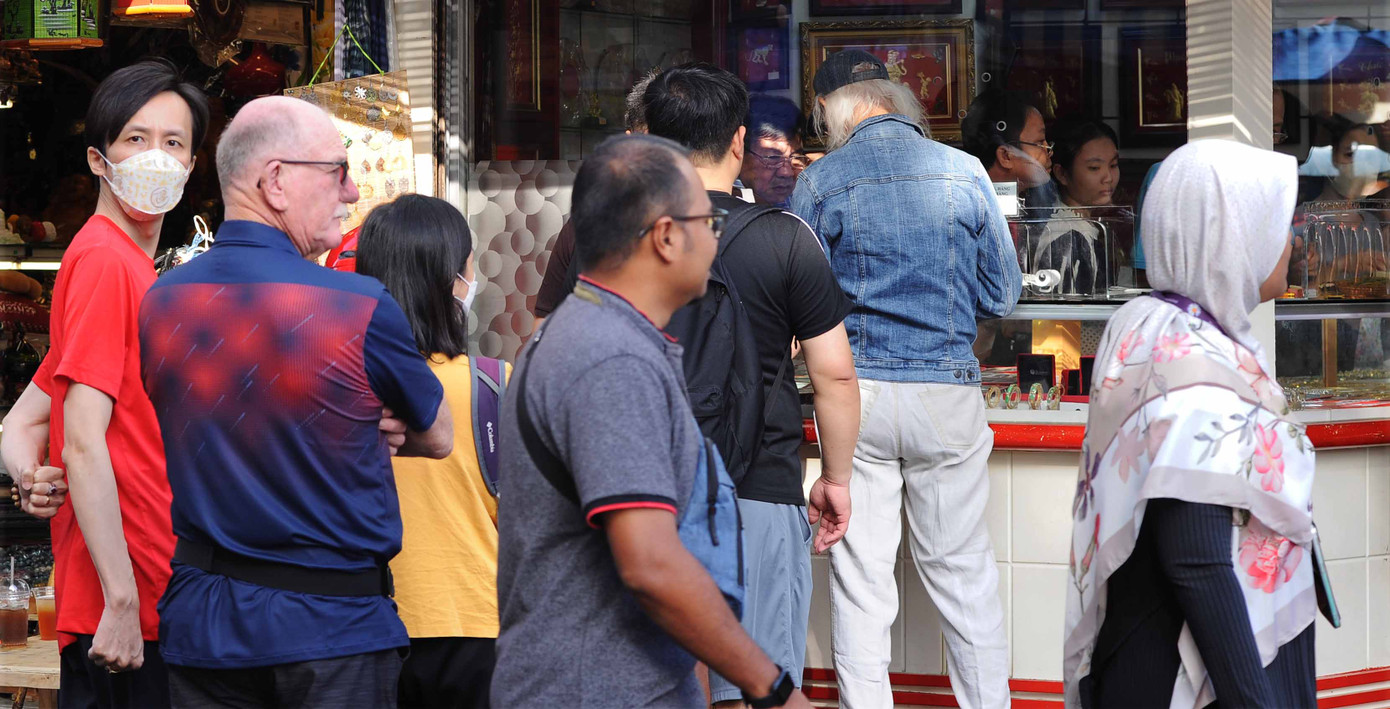 Các tiểu thương cho biết sau đêm Giáng sinh, số lượng người đổi ngoại tệ đông bất thường. Các tiểu thương cho biết sau đêm Giáng sinh, số lượng người đổi ngoại tệ đông bất thường.