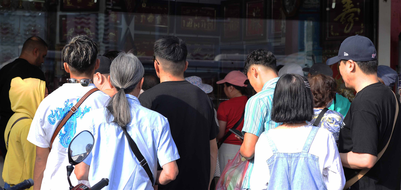 Nhiều du khách nói: "Sau một đêm Noel vui vẻ với nhiều hoạt động giải trí, sáng nay đi đổi ngoại tệ để tiếp tục hành trình khám phá Việt Nam". Nhiều du khách nói: "Sau một đêm Noel vui vẻ với nhiều hoạt động giải trí, sáng nay đi đổi ngoại tệ để tiếp tục hành trình khám phá Việt Nam".