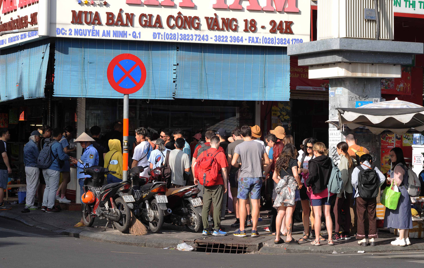 Năm 2024, Sở Du lịch TPHCM đặt mục tiêu đón khoảng 6 triệu lượt khách quốc tế và 38 triệu lượt khách nội địa. Tổng thu du lịch dự kiến là 190.000 tỷ đồng. (Trong ảnh: Du khách và người dân xếp hàng chờ đổi ngoại tệ tại một cửa hàng trước chợ Bến Thành sáng 25/12). Năm 2024, Sở Du lịch TPHCM đặt mục tiêu đón khoảng 6 triệu lượt khách quốc tế và 38 triệu lượt khách nội địa. Tổng thu du lịch dự kiến là 190.000 tỷ đồng. (Trong ảnh: Du khách và người dân xếp hàng chờ đổi ngoại tệ tại một cửa hàng trước chợ Bến Thành sáng 25/12).