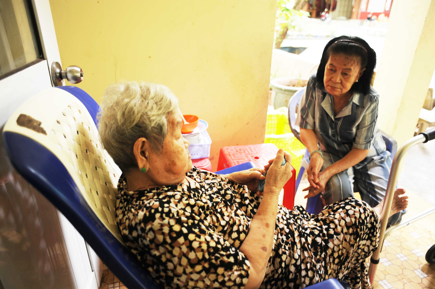 Việc chăm sóc các cụ ở Viện dưỡng lão nghệ sĩ chủ yếu dựa vào người thân và một số ít nhân viên hoạt động mang tính thiện nguyện với mức thù lao tượng trưng. Việc chăm sóc các cụ ở Viện dưỡng lão nghệ sĩ chủ yếu dựa vào người thân và một số ít nhân viên hoạt động mang tính thiện nguyện với mức thù lao tượng trưng.