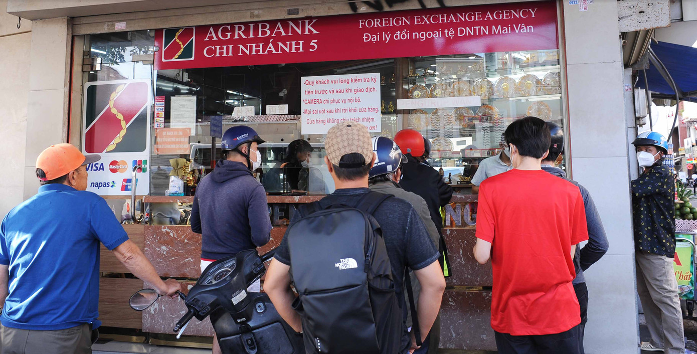 Nhiều người Việt Nam cũng đi đổi ngoại tệ và chia sẻ: "Các cửa hàng đổi ngoại tệ có chính sách tốt trong dịp đón năm mới 2024". Nhiều người Việt Nam cũng đi đổi ngoại tệ và chia sẻ: "Các cửa hàng đổi ngoại tệ có chính sách tốt trong dịp đón năm mới 2024".