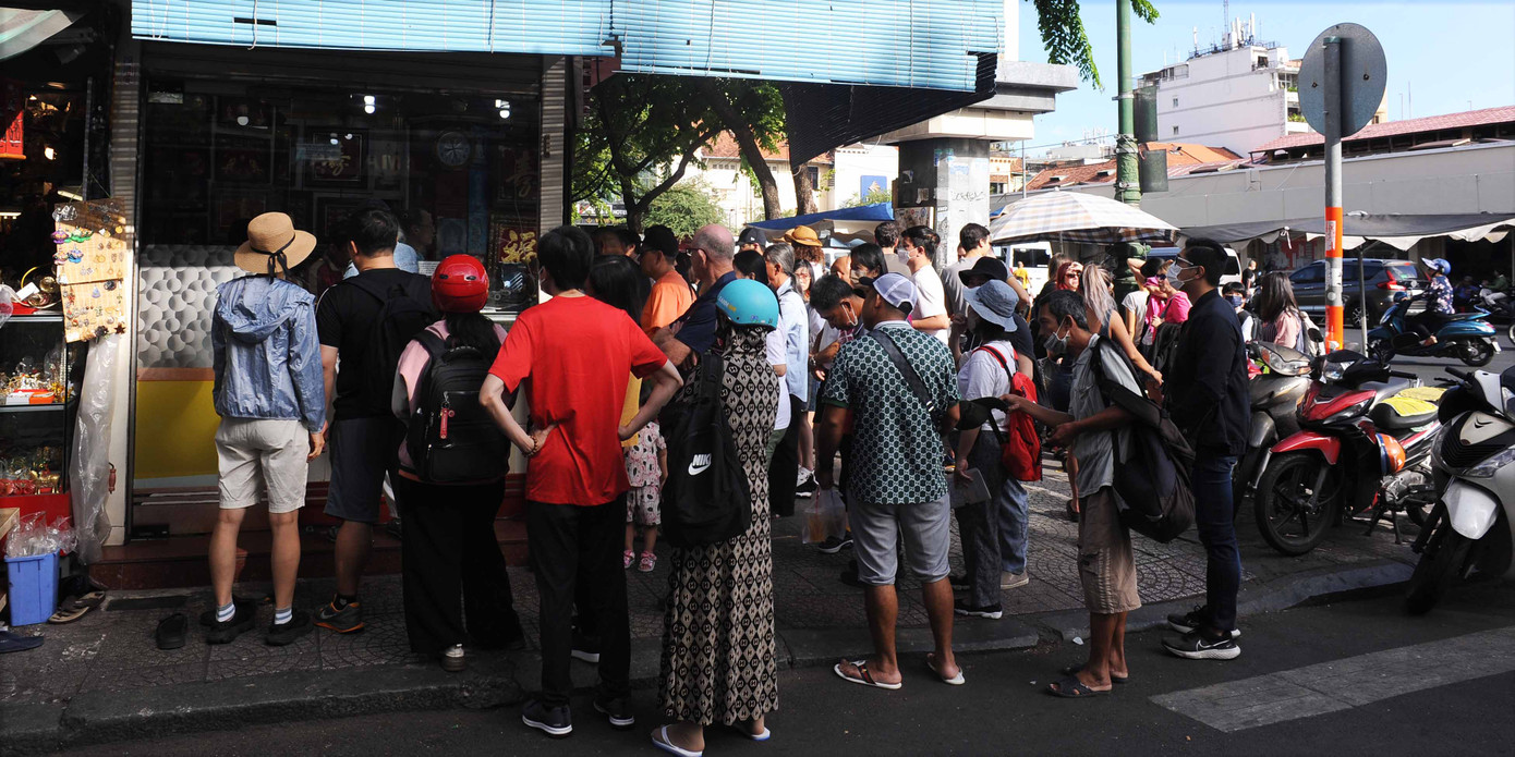 Du khách nước ngoài chờ đổi tiền trước chợ Bến Thành (quận 1). Du khách nước ngoài chờ đổi tiền trước chợ Bến Thành (quận 1).