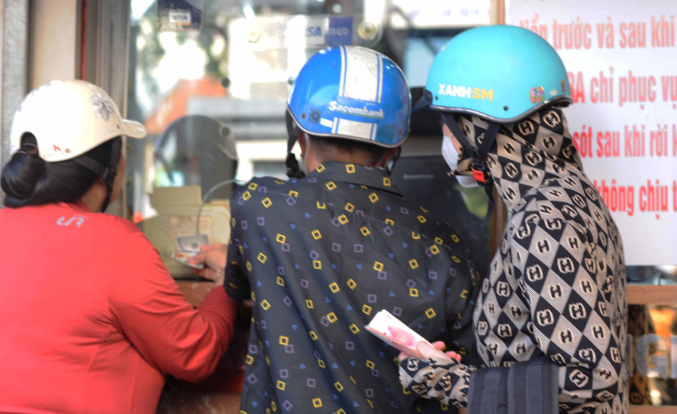 Chen đổi ngoại tệ tại khu vực chợ Bến Thành (quận 1). Chen đổi ngoại tệ tại khu vực chợ Bến Thành (quận 1).