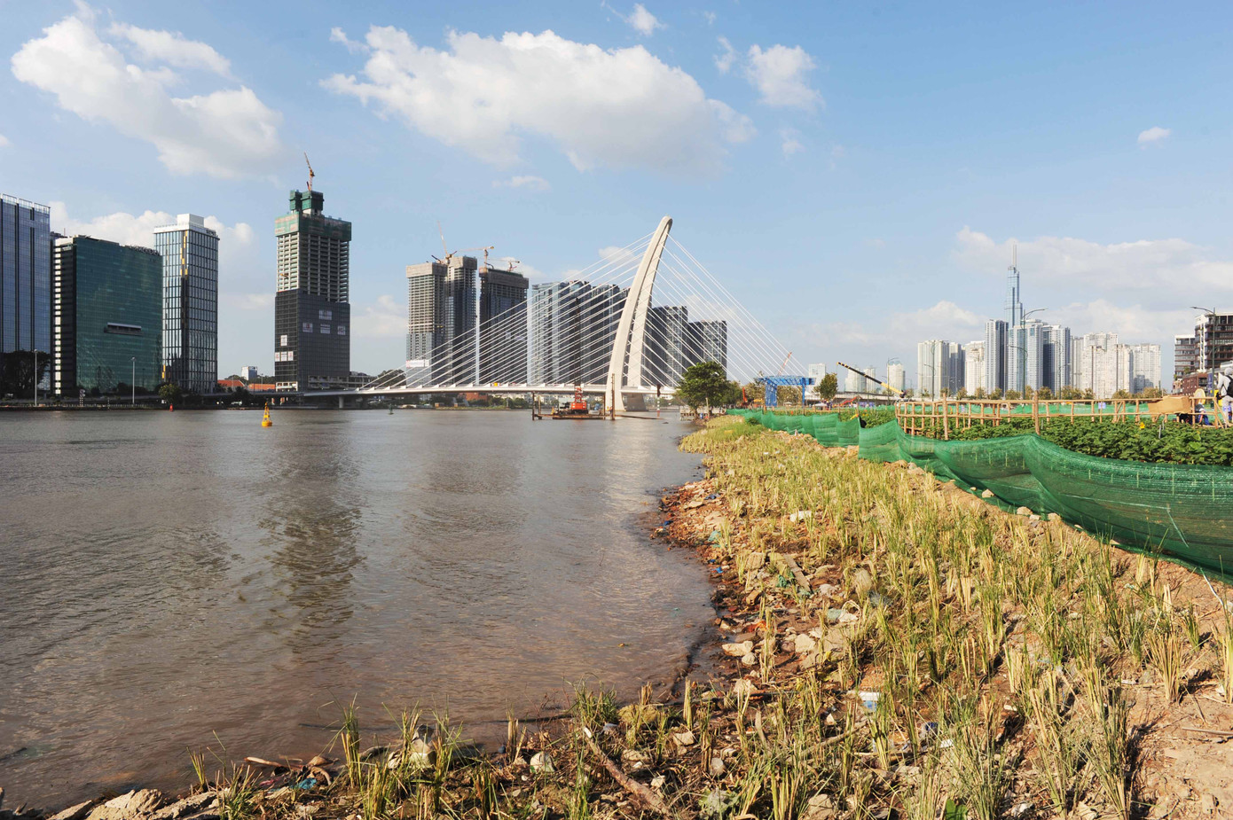 Khung cảnh ven sông được trang hoàng đẹp đẽ đón chờ bến phà mới. Khung cảnh ven sông được trang hoàng đẹp đẽ đón chờ bến phà mới.