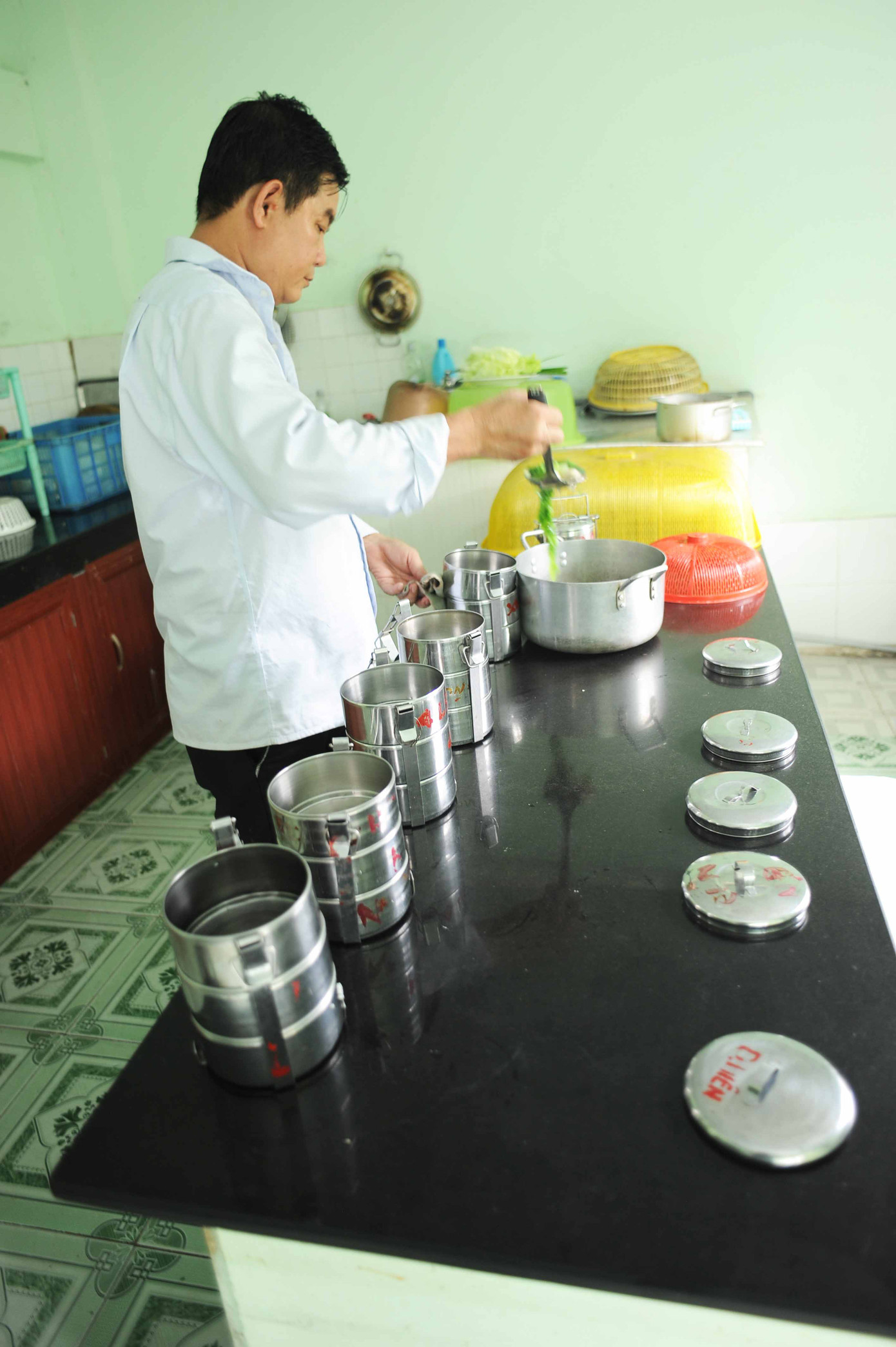 Chi phí các hoạt động của Viện dưỡng lão nghệ sĩ nhiều năm qua chủ yếu từ nguồn xã hội hóa với sự đóng góp của các mạnh thường quân và các nghệ sĩ trong ngoài nước. Nhiều thời điểm viện gặp khó khăn về kinh phí. Chi phí các hoạt động của Viện dưỡng lão nghệ sĩ nhiều năm qua chủ yếu từ nguồn xã hội hóa với sự đóng góp của các mạnh thường quân và các nghệ sĩ trong ngoài nước. Nhiều thời điểm viện gặp khó khăn về kinh phí.