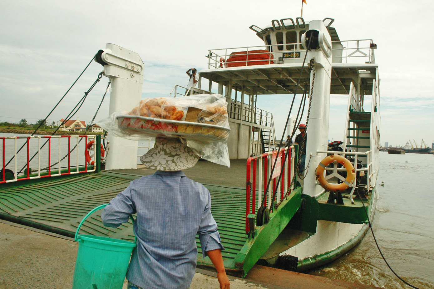 Chuyến phà cuối cùng của bến đò Thủ Thiêm xưa vào tháng 12/2011 Chuyến phà cuối cùng của bến đò Thủ Thiêm xưa vào tháng 12/2011