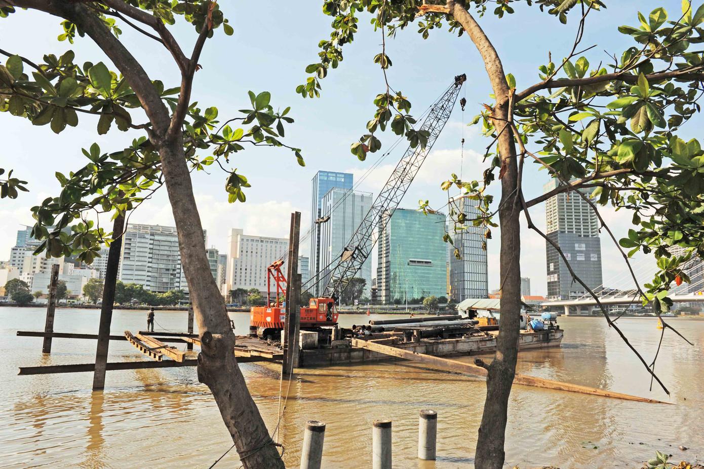 Các kỹ sư và công nhân cho biết đang cố gắng hoàn thành bến phà Thủ Thiêm mới trong mùa xuân 2024 để kết nối hai bờ sông Sài Gòn bằng các chuyến phà du lịch hiện đại, thay cho bến phà cũ kỹ lạc hậu năm xưa. Các kỹ sư và công nhân cho biết đang cố gắng hoàn thành bến phà Thủ Thiêm mới trong mùa xuân 2024 để kết nối hai bờ sông Sài Gòn bằng các chuyến phà du lịch hiện đại, thay cho bến phà cũ kỹ lạc hậu năm xưa.