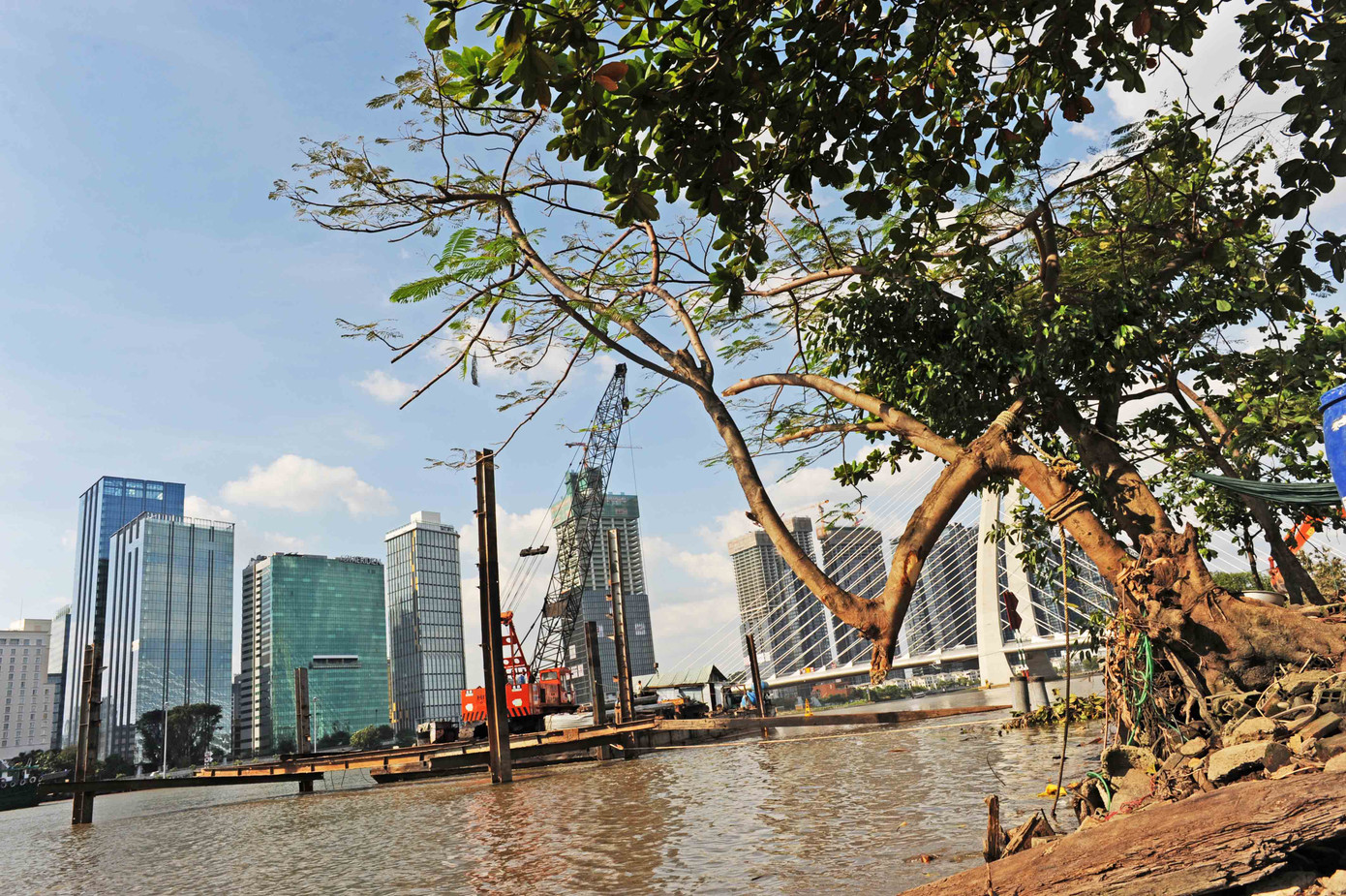 Khu vực bến phà xưa xuất hiện nhiều máy móc Khu vực bến phà xưa xuất hiện nhiều máy móc