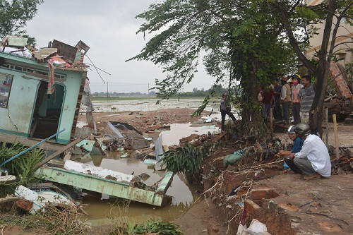 Một mớ ngổn ngang, người dân nhìn trong vô vọng. ảnh Việt Hương