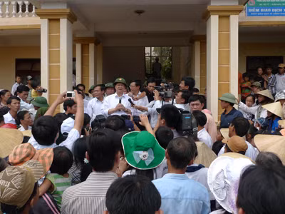 Thủ tướng Nguyễn Tấn Dũng chia sẻ sâu sắc những mất mát to lớn trong lũ lụt của người dân xã Duy Ninh, huyện Quảng Ninh, Quảng Bình