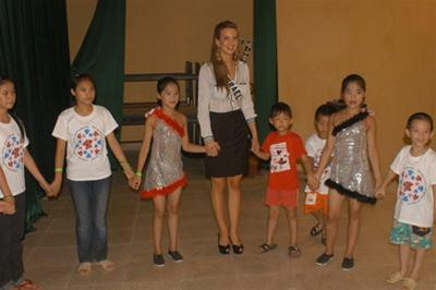 Ôm các em nhỏ của làng trẻ Birla và cùng vui thích xem các em biểu diễn. HH Shunit Faragi dạy các em làng trẻ Birla điệu nhảy của đất nước mình. "Chúng ta cùng hát và nhảy nhé". Shunit và Efrat cùng hát một bài hát thiếu nhi Israel. HH Israel kể cho các em ở làng trẻ Birla câu chuyện "Người đàn bà và cây kim đan kì diệu" Các em chăm chú nghe cô đọc. 3 bình nóng lạnh được tặng cho trẻ em của Làng Birla, Hà Nội. Đích thân Hoa hậu Israel Shunit Faragi trao quà tận tay cho các em thiệt thòi. Kí tặng sách cho các em. Hoa hậu Israel đã từng tham gia vị trí tiền vệ cho một đội bóng khá chuyên nghiệp ở quốc gia này. Cô đã thử vài "chiêu" cho các em và phóng viên xem. Trước lúc chia tay với các em làng trẻ Birla, Hà Nội, trưa ngày 18/7/2008.