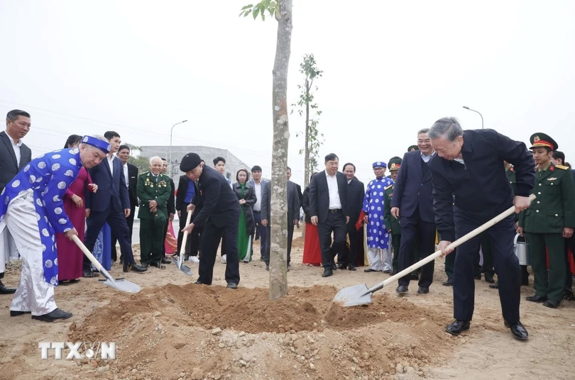 Tổng Bí thư Tô Lâm và đoàn công tác Trung ương dự Lễ phát động “Tết trồng cây đời đời nhớ ơn Bác Hồ” Xuân Ất Tỵ 2025. (Ảnh: Thống Nhất/TTXVN)