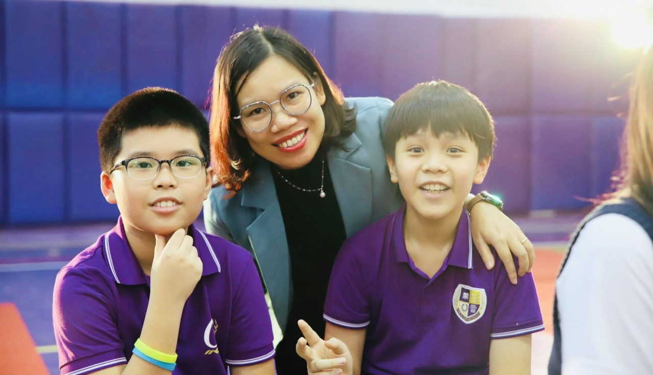 Cô Kiều Huế và học sinh của mình