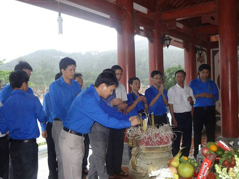 Cán bộ Tỉnh Đoàn Nghệ An thắp nén hương thành kính tưởng nhớ 13 liệt sỹ TNXP Truông Bồn. Cán bộ Tỉnh Đoàn Nghệ An thắp nén hương thành kính tưởng nhớ 13 liệt sỹ TNXP Truông Bồn