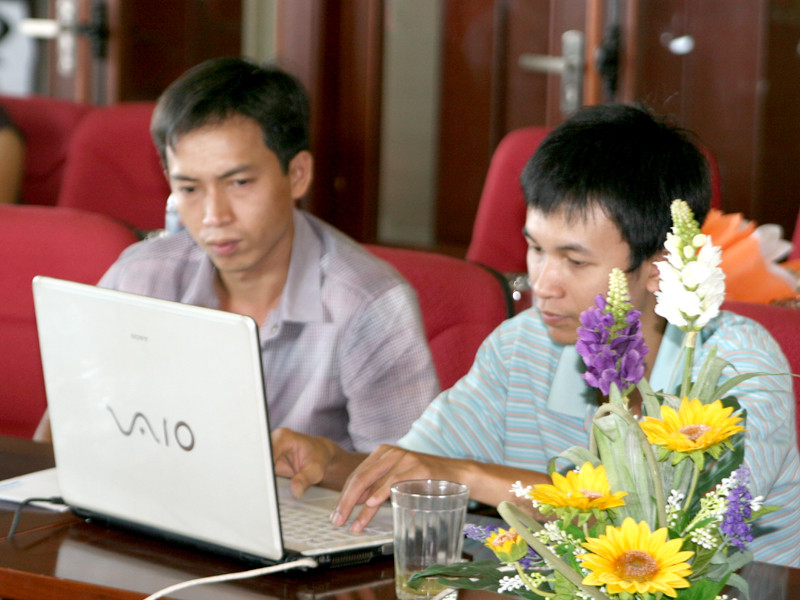 Nguyễn Đình Tình (trái)