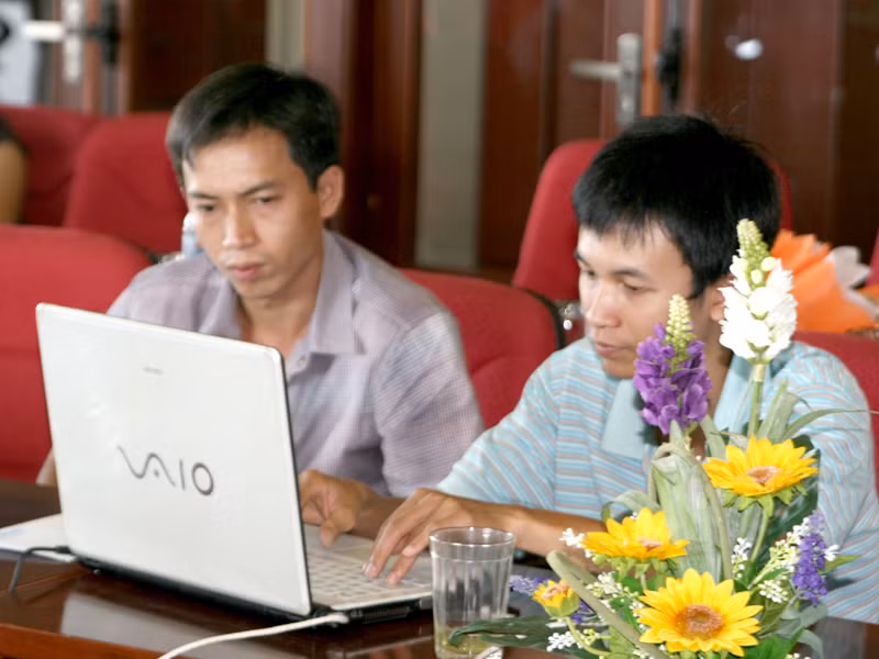 Nguyễn Đình Tình (trái)