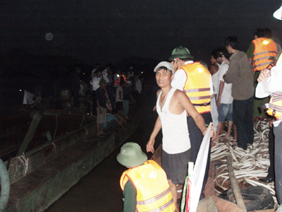 18h kém 10 phút, thợ lặn ngoi lên mặt nước cho biết đã sờ thấy chiếc xe 48K 5868. Ảnh: Quang Long. 18h kém 10 phút, thợ lặn ngoi lên mặt nước cho biết đã sờ thấy chiếc xe 48K 5868. Ảnh: Quang Long