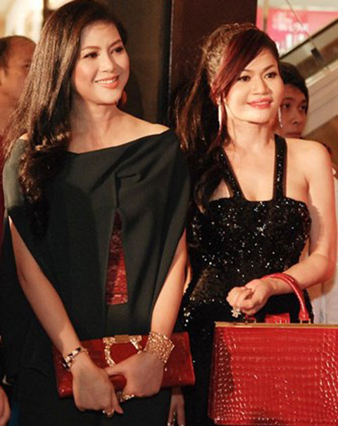 Xuất hiện bên cạnh nữ diễn viên kiêm doanh nhân Thủy Tiên với hình ảnh sang trọng không kém phần nổi bật.