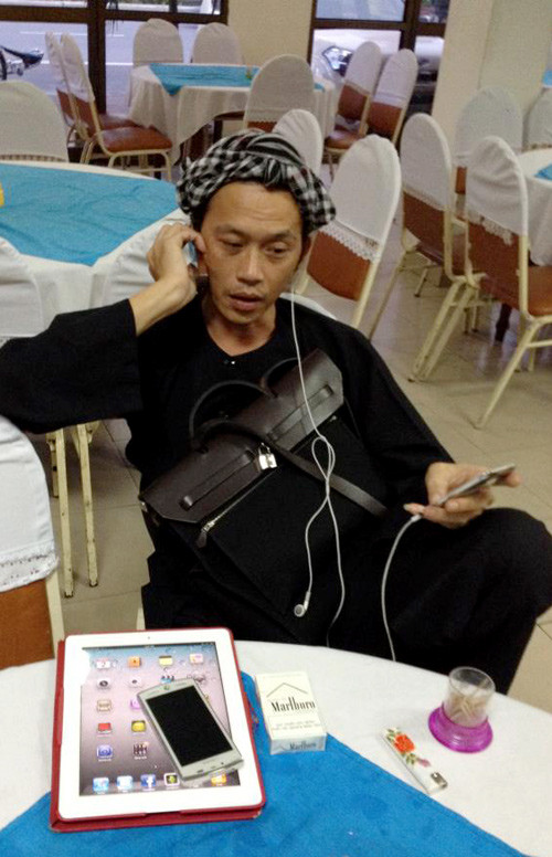 Hình ảnh nông dân sành công nghệ của Hoài Linh cũng khá ấn tượng.