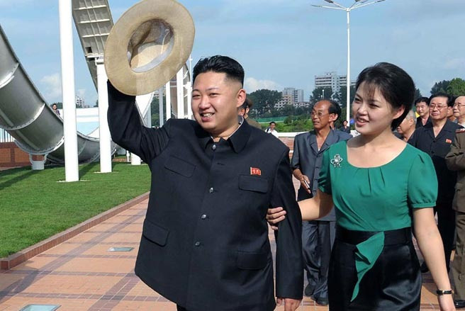 Nhà lãnh đạo trẻ CHDCND Triều Tiên Kim Jong Un cùng vợ đi thăm công viên giải trí ở thủ đô Bình Nhưỡng hồi tháng 7. Trong năm 2012, ông Kim Jong Un cũng là một trong những nhân vật được chú ý nhất thế giới bởi ông đã có nhiều chính sách cải cách trên nhiều lĩnh vực. Cũng trong năm qua,CHDCND đã phóng tên lửa hai lần bất chấp sự phản đối của cộng đồng quốc tế