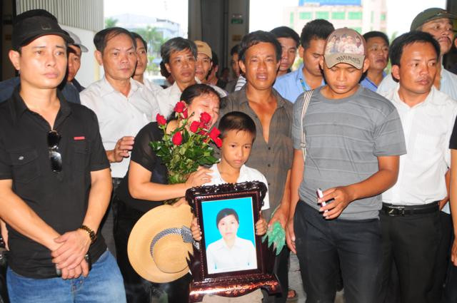 Người thân gia đình nạn nhân Trần Thị Châu ngã khuỵu trước di hài của chị. Ảnh: Tuấn Nguyễn. Người thân gia đình nạn nhân Trần Thị Châu ngã khuỵu trước di hài của chị. Ảnh: Tuấn Nguyễn