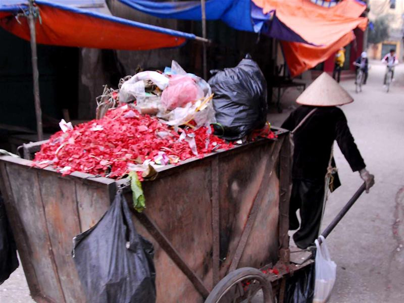 Ngang nhiên đốt pháo giữa xóm sáng mồng 4 Tết tại làng Đồng Kỵ. Ảnh: Nhật Anh-TTXVN Xe rác chở đầy xác pháo. Ảnh: Nhật Anh-TTXVN. Trẻ em xúm lại đốt qủa pháo đùng bất chấp nguy hiểm. Ảnh: Nhật Anh-TTXVN.