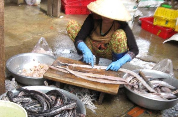 Một công đoạn chế biến chả cá tại chợ TP Tuy Hòa