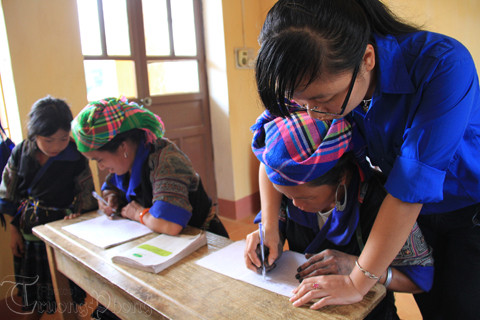 Sinh viên tình nguyện phải bắt tay đồng bào viết từng nét chữ. Nhiều trường hợp, con cũng đi học cùng mẹ để giúp mẹ viết chữ
