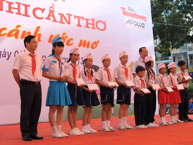 TBT Lê Xuân Sơn cùng lãnh đạo TP Cần Thơ trao 10 suất học bổng cho thiếu nhi có hoàn cảnh khó khăn, vượt khó, học giỏi tại TP Cần Thơ