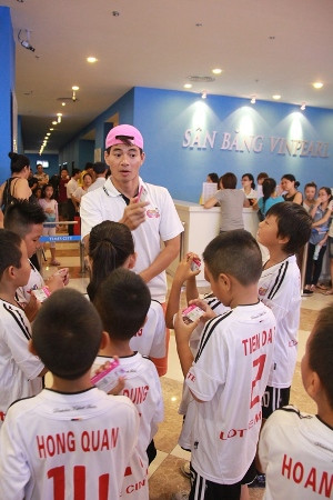 Để có thể vào chơi,“ông bầu” Xuân Bắc đã phát cho mỗi bạn một thẻ vào cửa xinh xắn